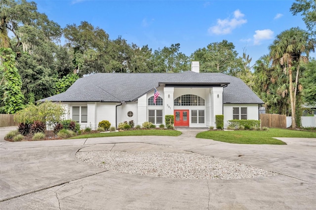 view of front facade with a front yard