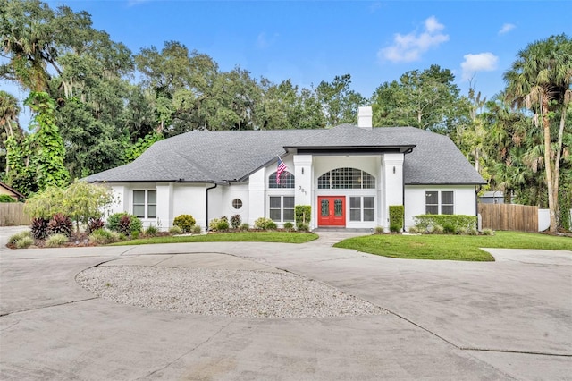 view of front facade featuring a front yard