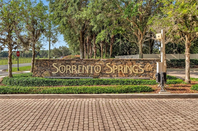 view of community / neighborhood sign