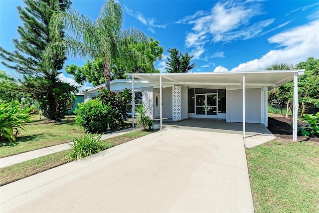 view of front of home featuring a carport and a front lawn