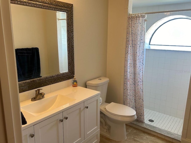 bathroom featuring a shower with shower curtain, vanity, and toilet