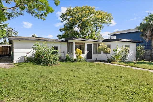 view of front of property featuring a front yard