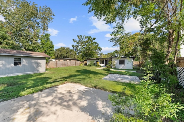 view of yard featuring a patio