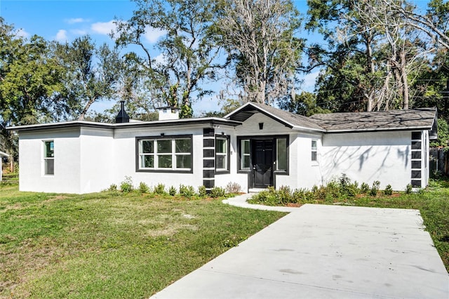 ranch-style home featuring a front lawn