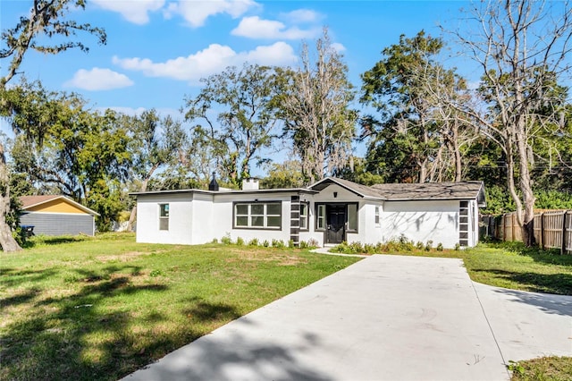 ranch-style home featuring a front lawn