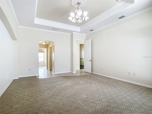 spare room featuring a raised ceiling, carpet, crown molding, and an inviting chandelier