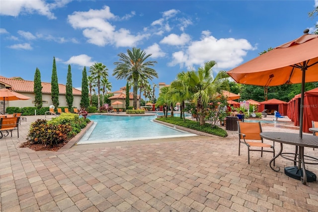 8091 Brooksville Dr, Davenport, FL 33896 - community pool featuring a patio area