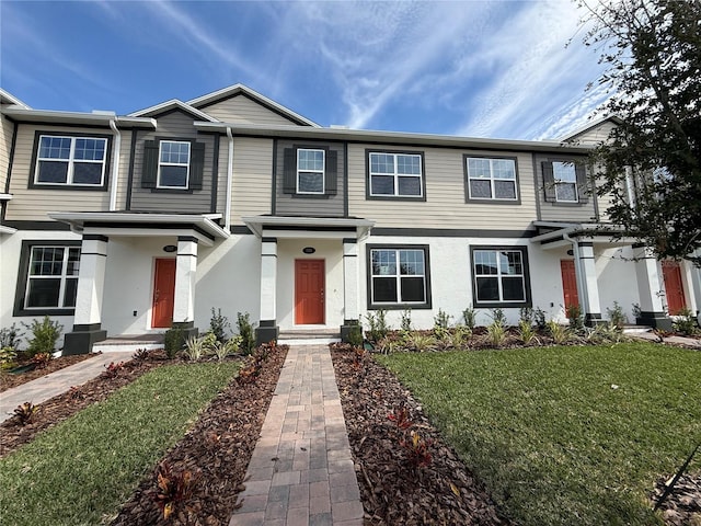 view of front facade featuring a front lawn