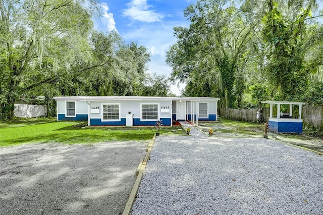 view of front facade with a front lawn and covered porch