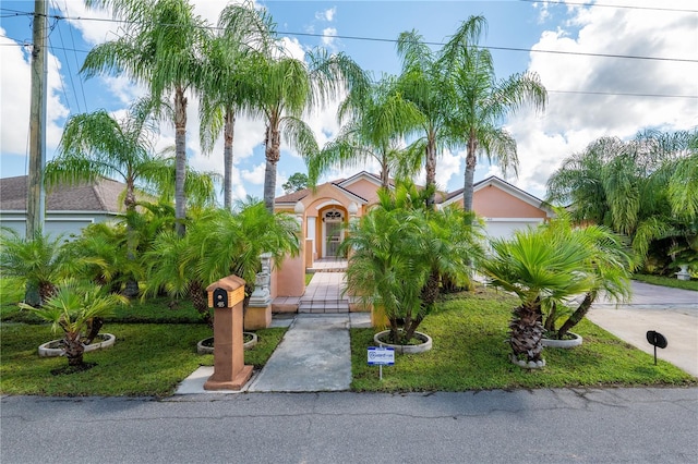 view of front of house featuring a front lawn