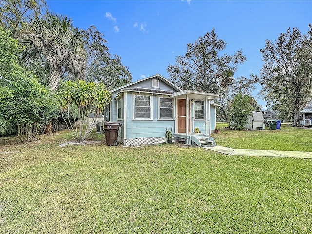 view of front of property featuring a front lawn