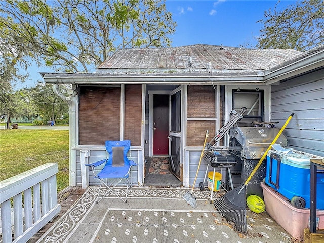 property entrance featuring a yard