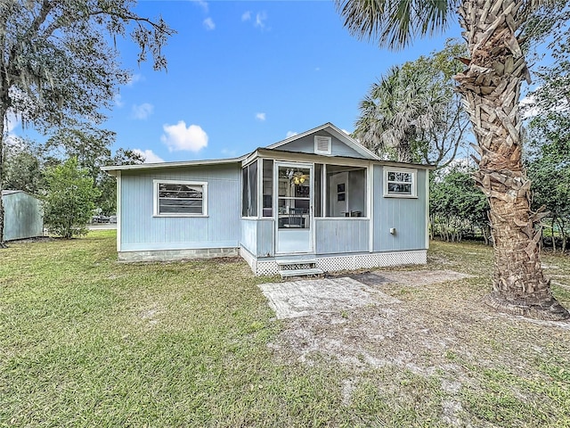 manufactured / mobile home featuring a front yard