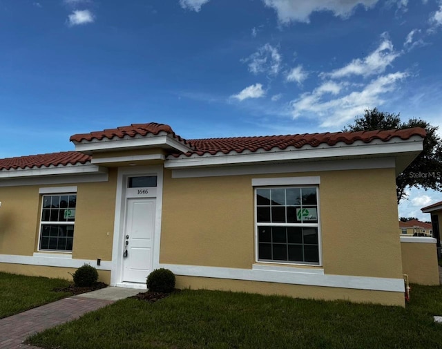 view of front of property with a front yard