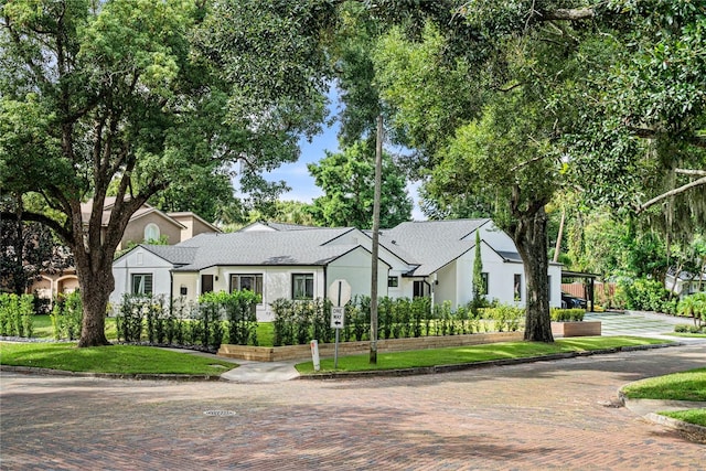 view of front facade featuring a front lawn