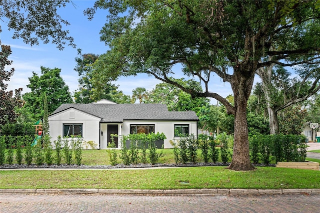 view of front of house featuring a front lawn