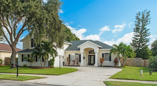 view of front of property featuring a front lawn