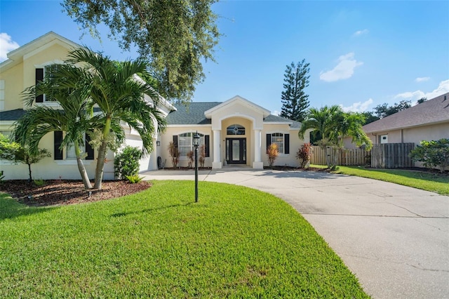 view of front of home featuring a front lawn