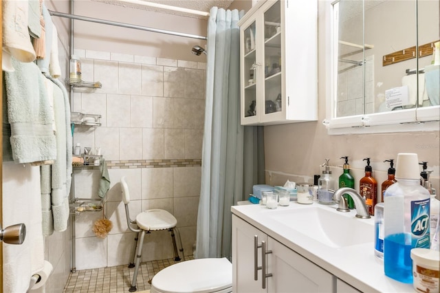 bathroom with toilet, a shower with curtain, and vanity