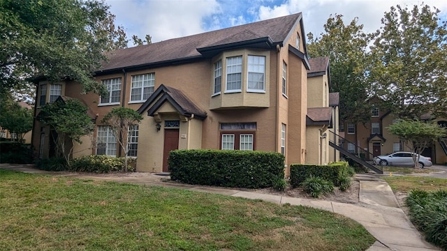 view of front facade featuring a front yard