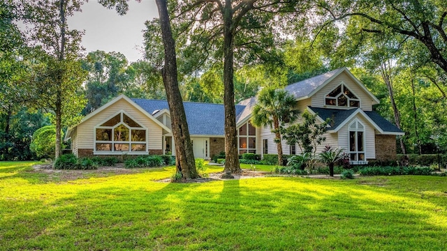 view of front facade with a front lawn