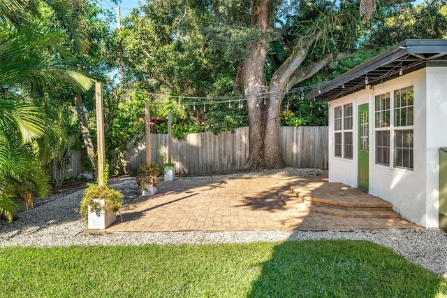 view of yard featuring a patio area