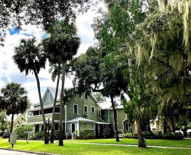 view of front facade featuring a front lawn