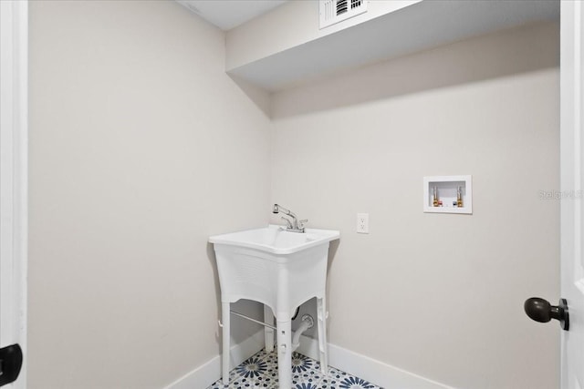 laundry area with washer hookup, laundry area, visible vents, and baseboards