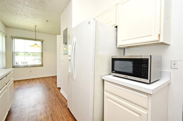 570 Cranes Way Unit 248, Altamonte Springs, FL 32701 - kitchen with white appliances, light wood-style floors, a textured ceiling, light countertops, and hanging light fixtures