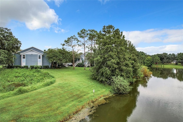 view of yard featuring a water view