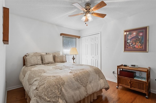 bedroom with hardwood / wood-style flooring, ceiling fan, a textured ceiling, and a closet