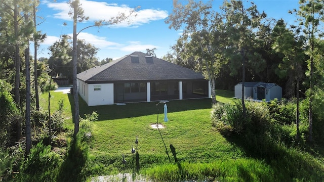 view of yard with a storage shed