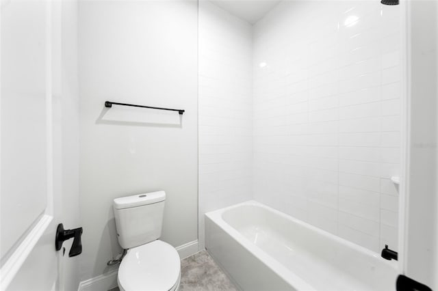 bathroom with tiled shower / bath and toilet