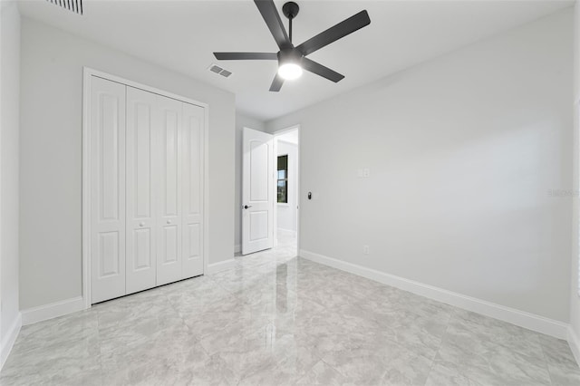 unfurnished bedroom featuring ceiling fan and a closet