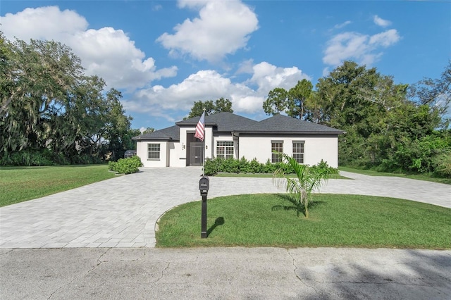 view of front facade featuring a front lawn