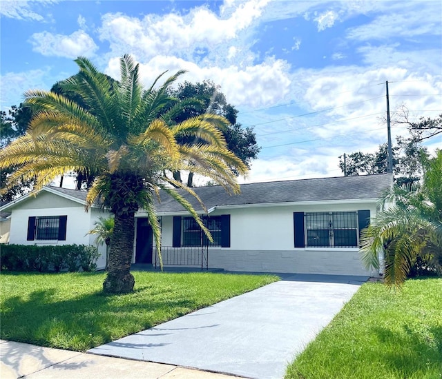 single story home with a front lawn