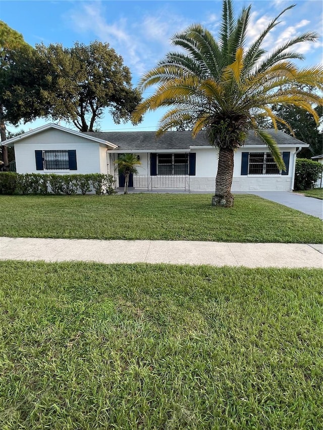 ranch-style home featuring a front lawn