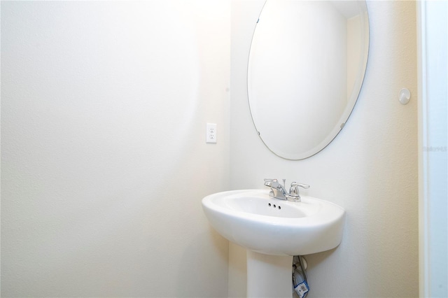 bathroom featuring sink