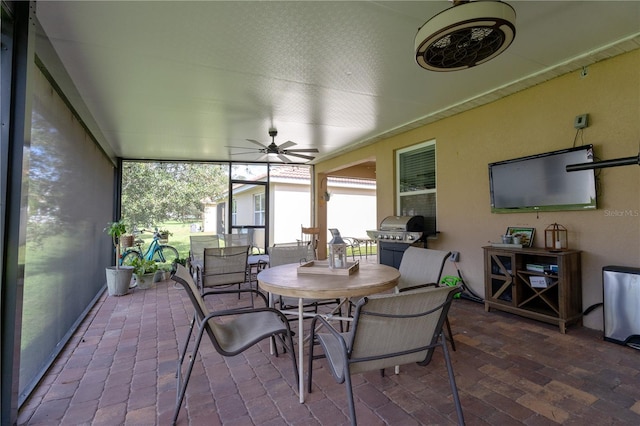 sunroom with ceiling fan