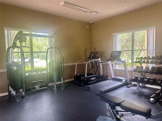 exercise room with visible vents and baseboards