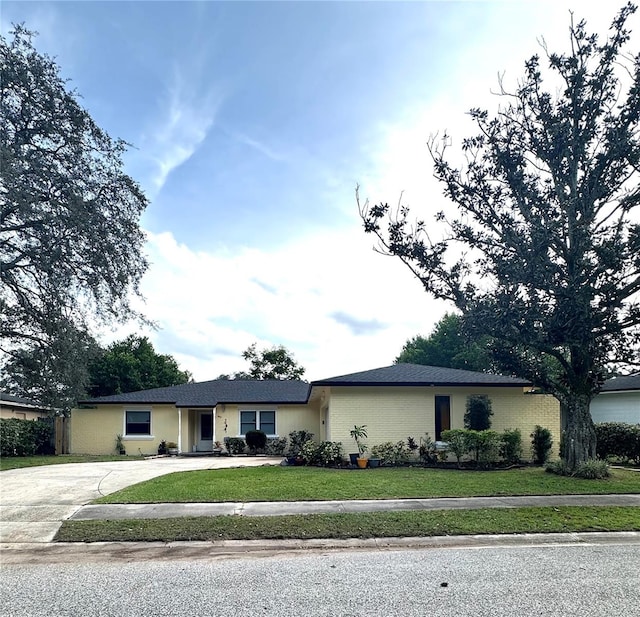 ranch-style home with a front lawn