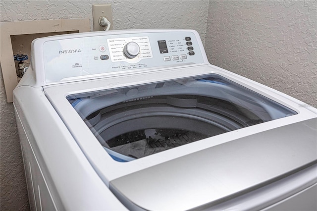 room details with washer / clothes dryer