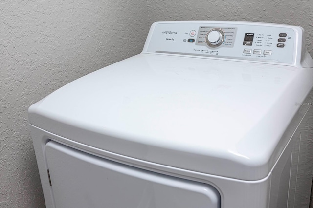 room details with washer / dryer