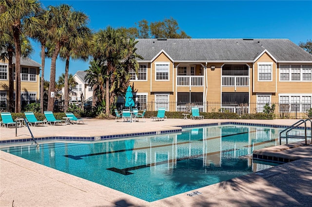 view of swimming pool