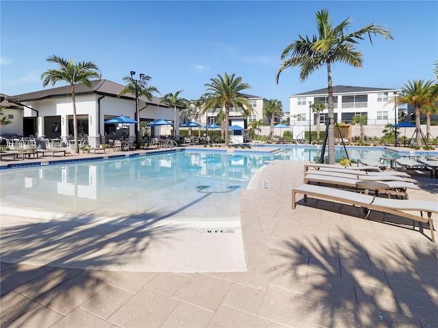 8938 Cabot Cliffs Dr, Davenport, FL 33896 - community pool featuring fence and a patio