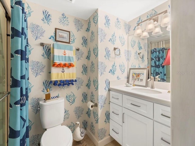 full bath with toilet, vanity, a shower with curtain, baseboards, and wallpapered walls