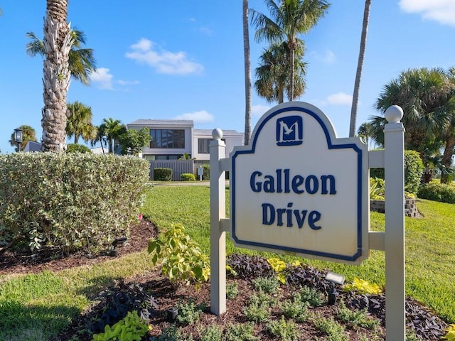 community sign with a lawn