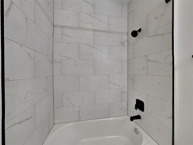 bathroom featuring tiled shower / bath combo