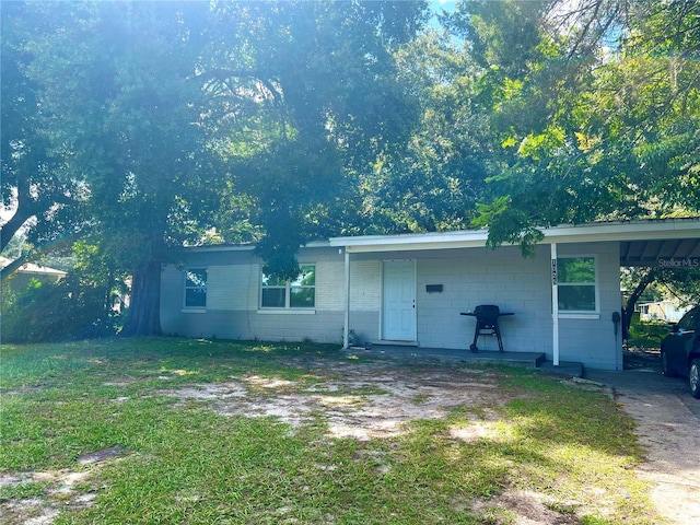 view of front of house featuring a front lawn and a carport