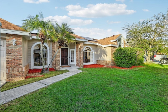 view of front of property featuring a front lawn